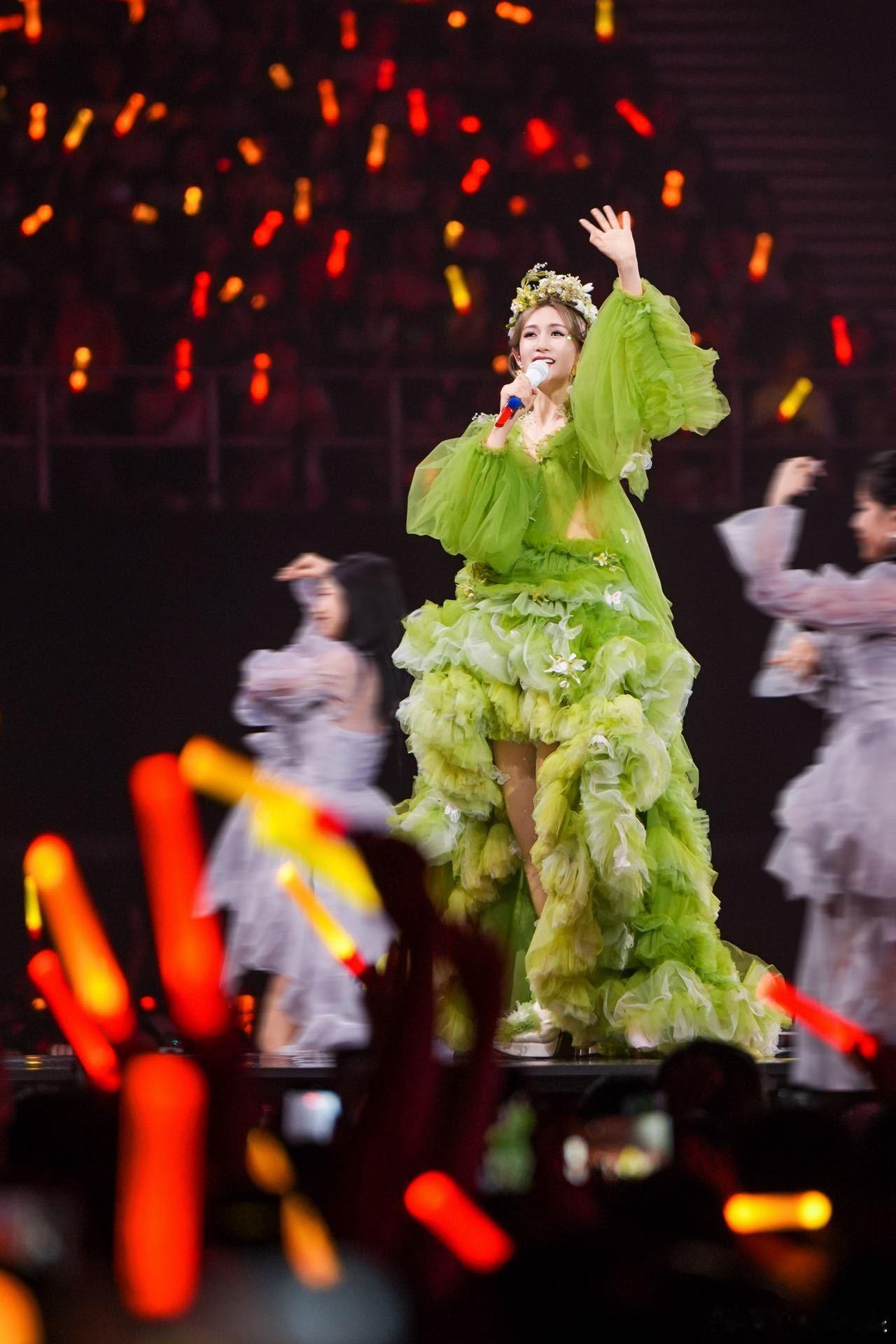 谢娜特别鸣谢幕后指导张杰谢娜说张杰在台下就很踏实 谢娜对待演唱会真的特别认真，每