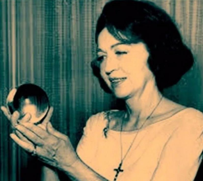 1997年，珍妮·狄克逊预言家临终前对家人言：“中国将在不远将来，全面超越美国，