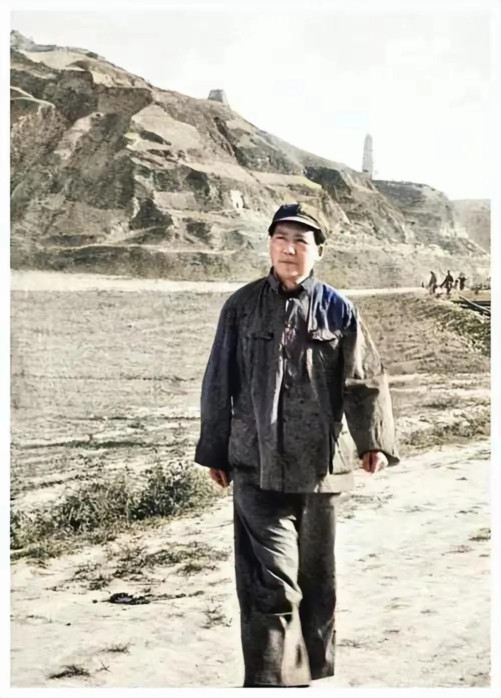 历史影像——
毛泽东主席在延安