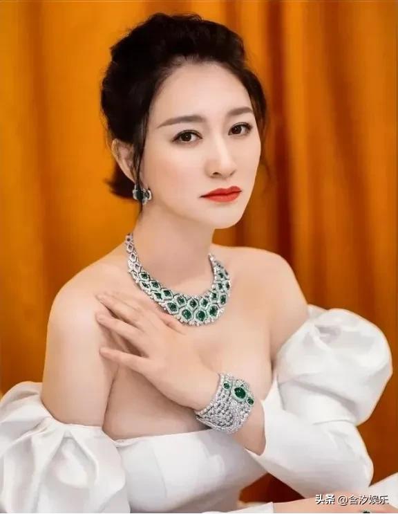 2010年，李小冉被前男友用艾滋针头抵住喉咙吓得她哭泣求饶，他放过了李小冉，转身