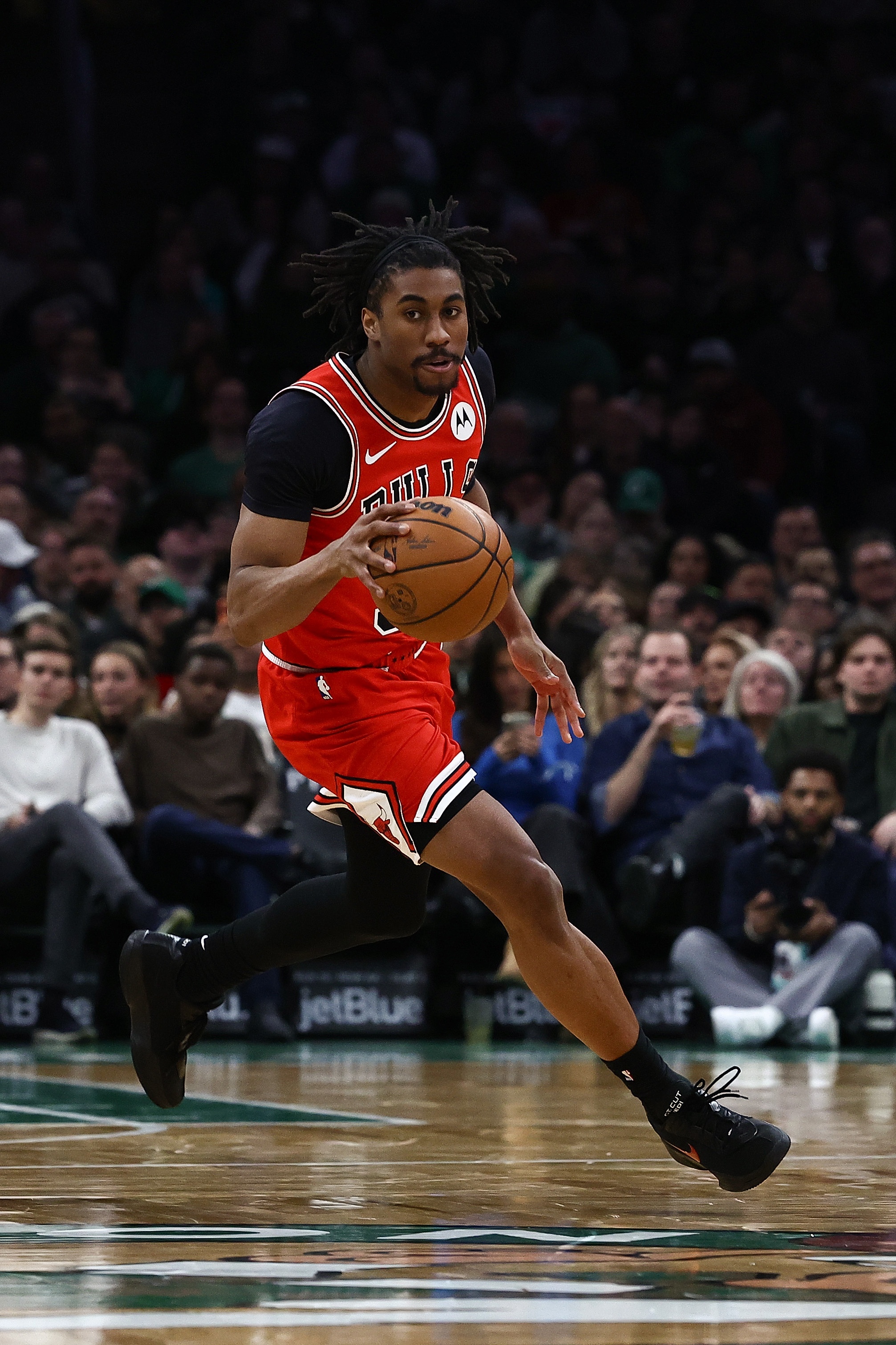 公牛官方：“因有损球队的不当行为，球队已裁掉后卫杰登-艾维。”此前，他在多次针对