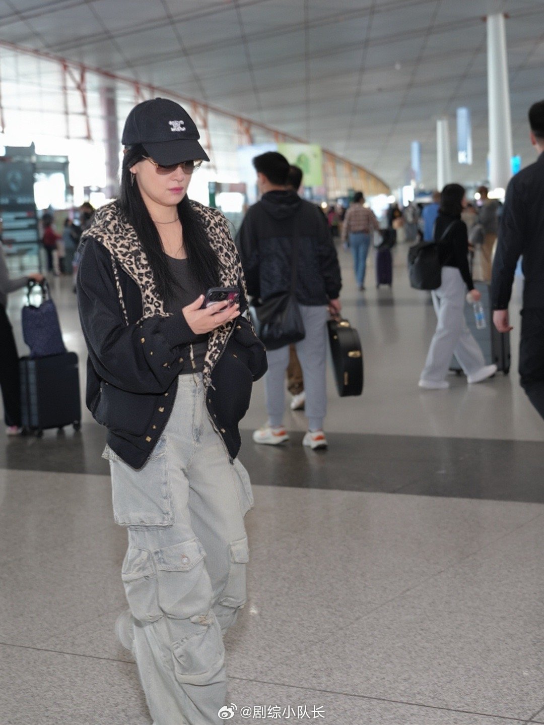 赵子琪浪姐出发路透赵子琪出发录制浪姐 赵子琪启程浪姐，路透照里状态很松弛。黑色外