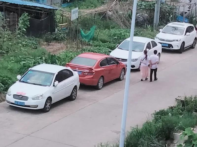 前女友结婚 男子特意开车经过 最近，“前女友结婚男子特意开车经过”的话题火了。在