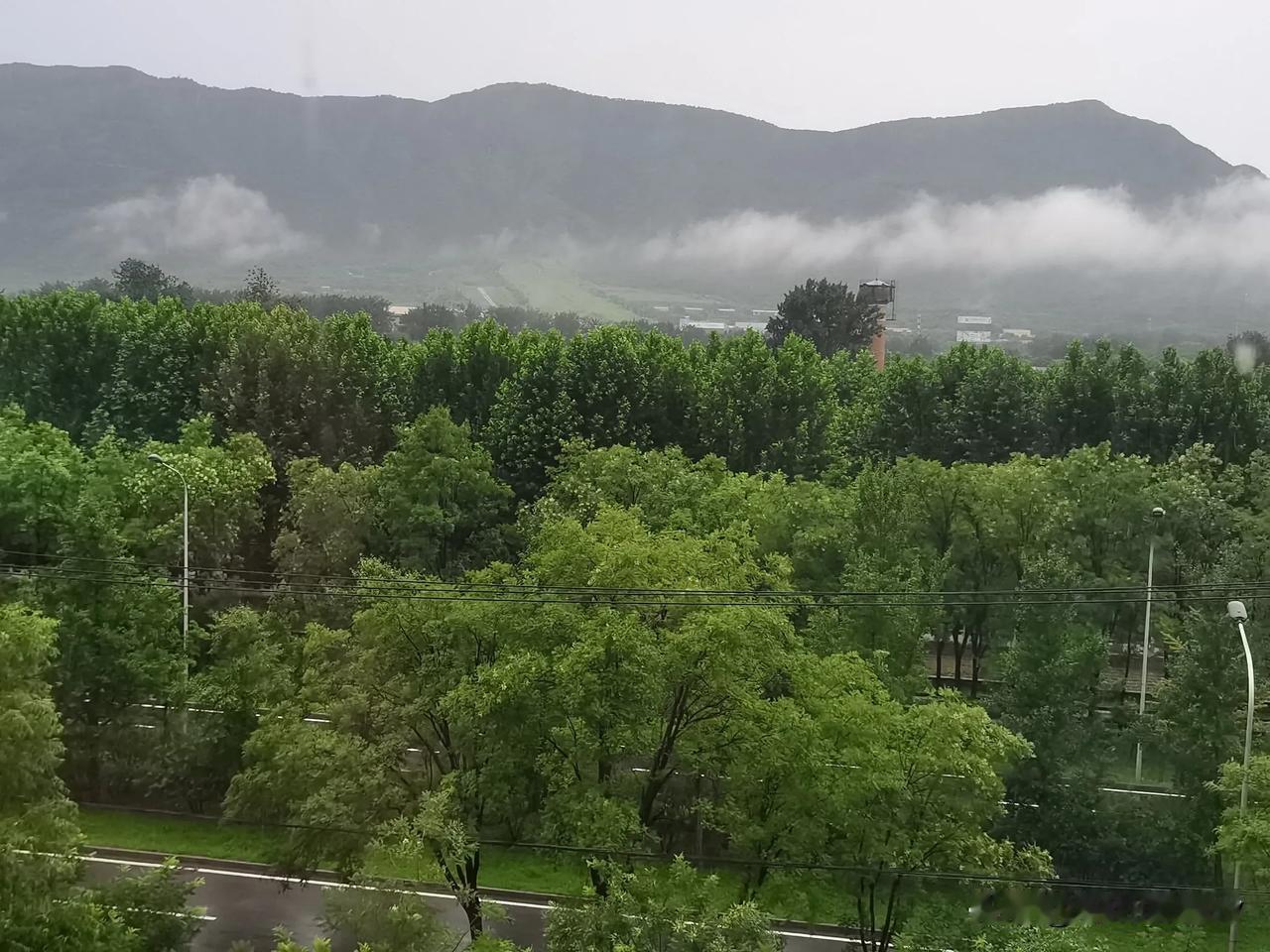 上午9.16分钟的天空中的云。云层慢慢的放亮，浮云轻轻的飘过。但是隐约的听到隆隆