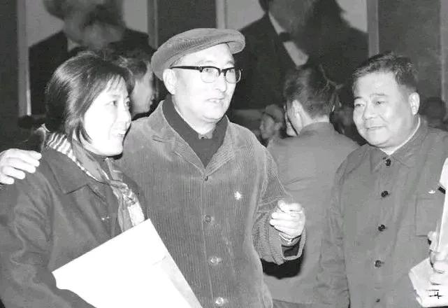 图一 李秀明和北影演员剧团团长陈强、上影演员剧团副团长铁牛，铁牛是否后悔当年没有