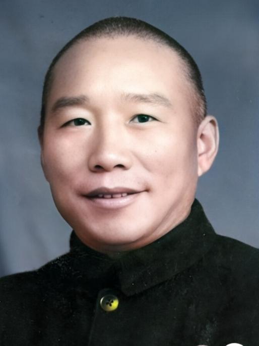 你敢信？1948年的战场乱成一锅粥，解放军拦下一群衣衫褴褛的伙夫，看其中一位年纪