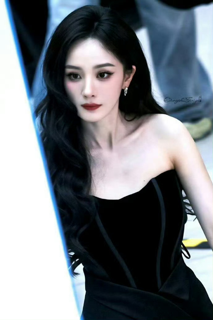 杨幂线下活动气场全开杨幂SW女王驾到杨幂黑色抹胸辣妹 ​​​