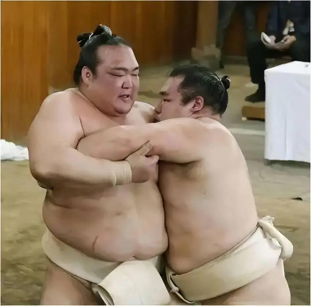 1992年11月，贵乃花与宫泽理惠订婚的消息炸翻整个日本。

一个是当时日本最红