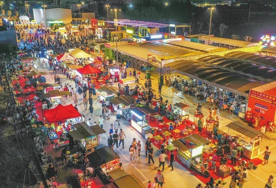 夜幕降临，街头渐渐热闹起来，霓虹灯闪烁，人声鼎沸，一派繁华景象，这座历史悠久的泉