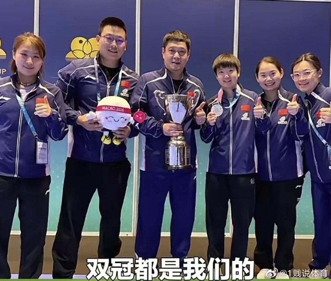 马指导站在莎莎身边越来越可爱了，工作牌也可以当做奖牌一样。莎莎手上的表太闪亮了，