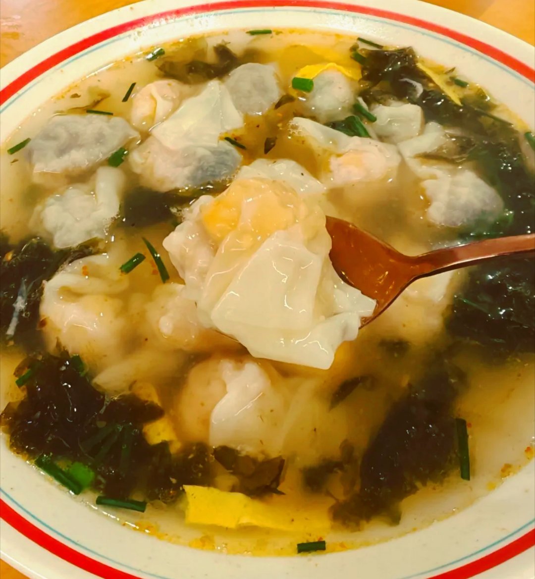 今天起得早来吃一碗小混沌，没想到一大早这么多人排队 ​​​