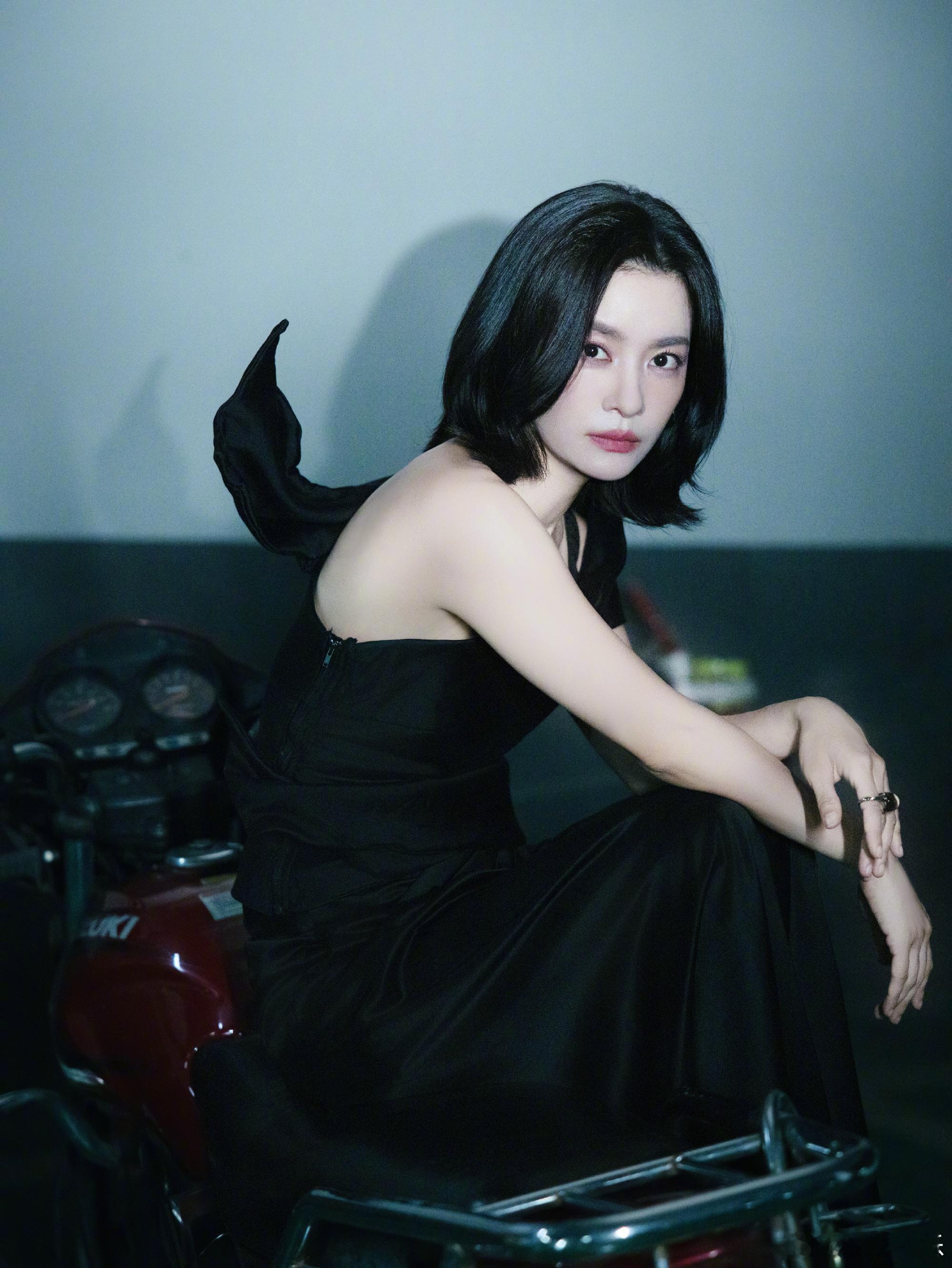 李晟十日终焉领口带血一身干练西装尽显律师的冷静理智，领口淡淡的血迹堪称神来之笔。