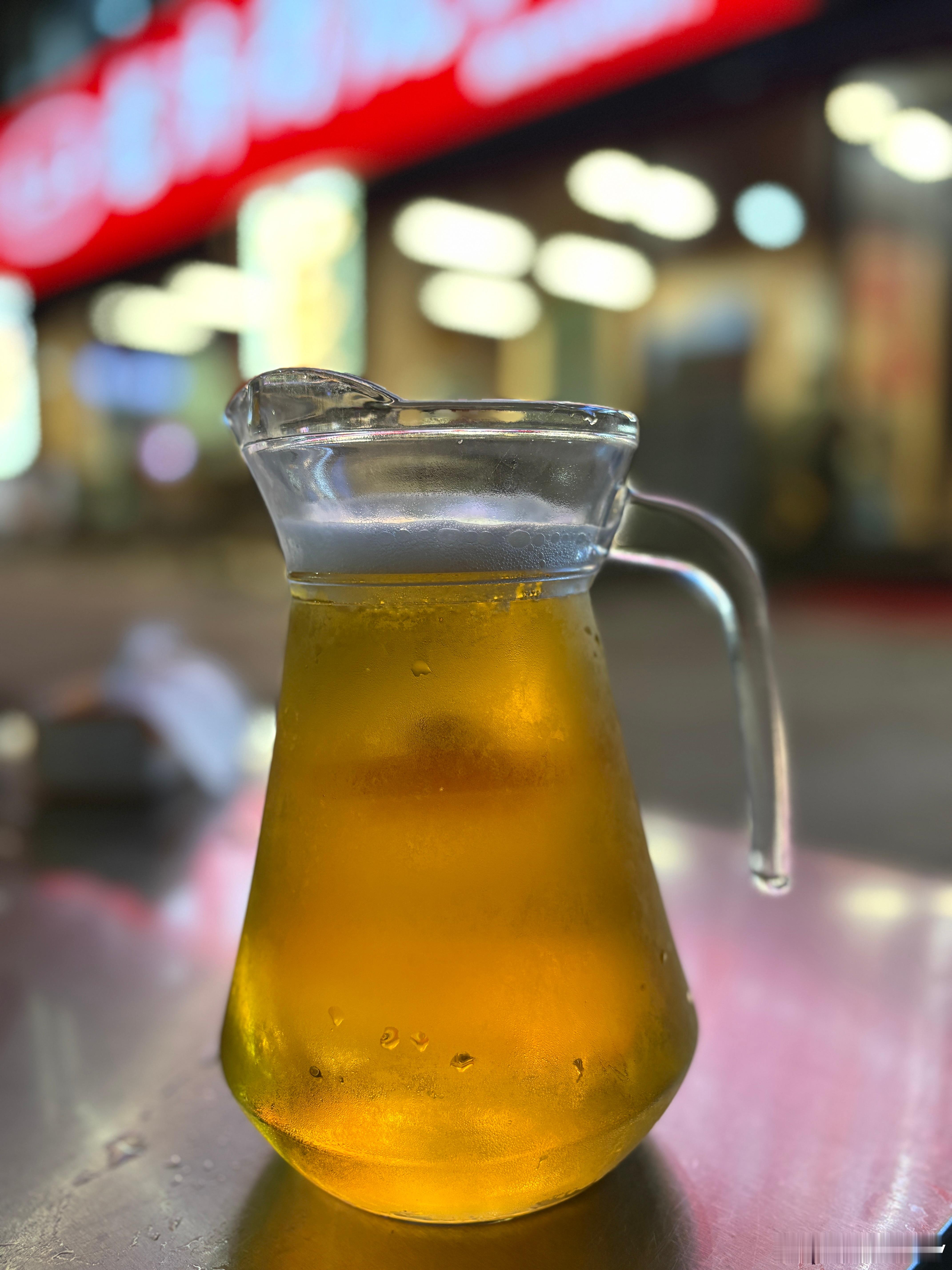 一个人一杯酒入口冰冰凉舒坦 