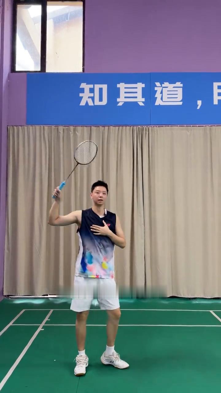 这是一个比较典型的挥拍错误，它会有一个肘关节朝前带的行为，大概就是这样。这种朝前
