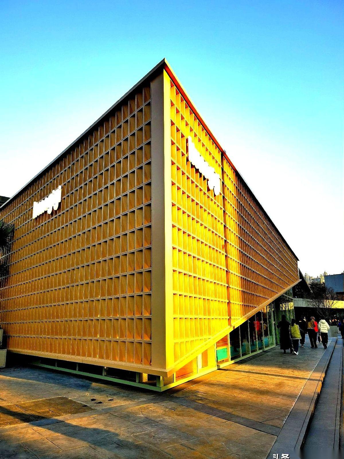 广州新开的那个太古里，怪得很。
商铺大门紧锁，玻璃上贴着“敬请期待”，脚手架还没