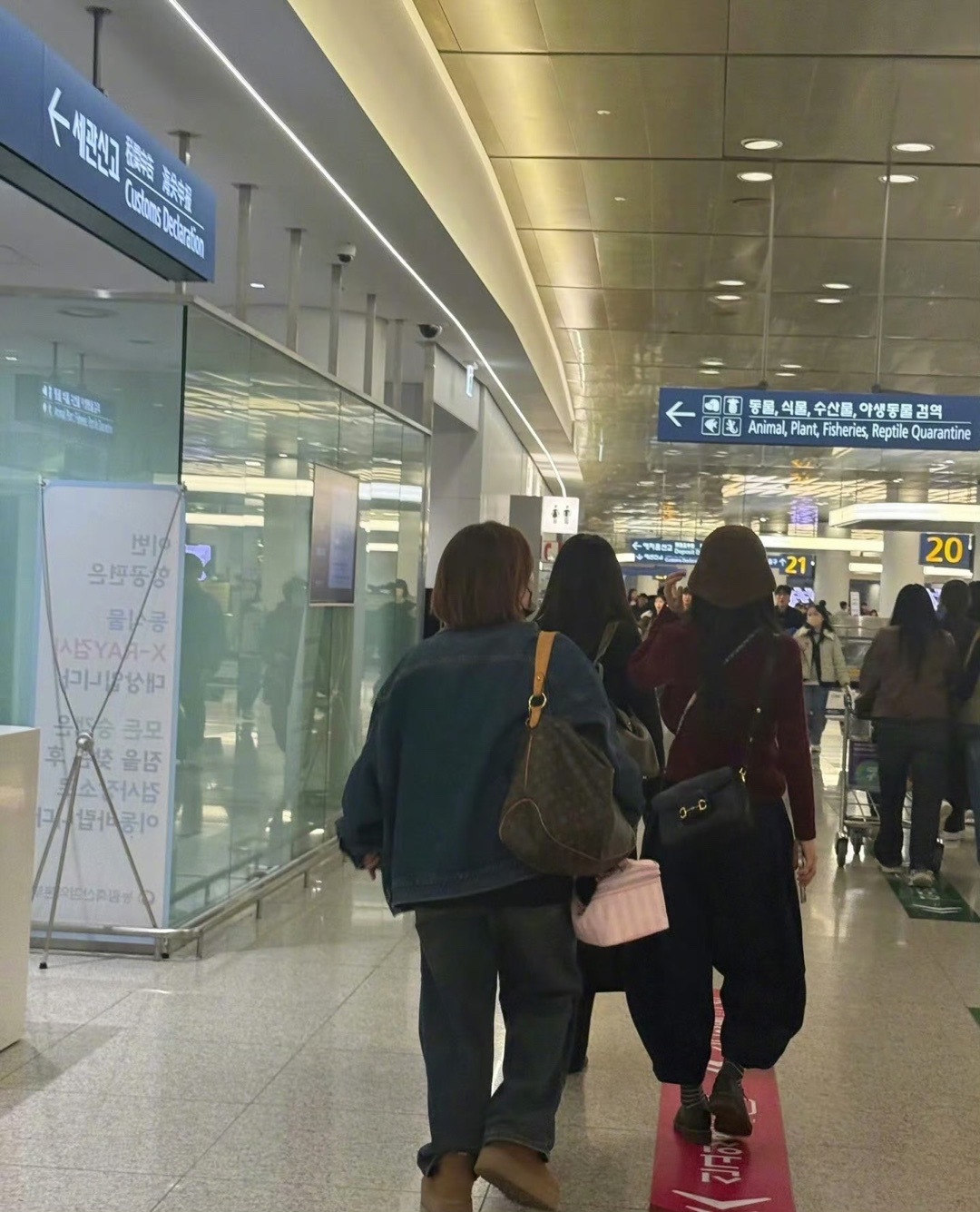 韩国机场✈️偶遇薇薇后，有网友又在现代百货店偶遇薇薇逛街啦 全世界都在偶遇你～ 