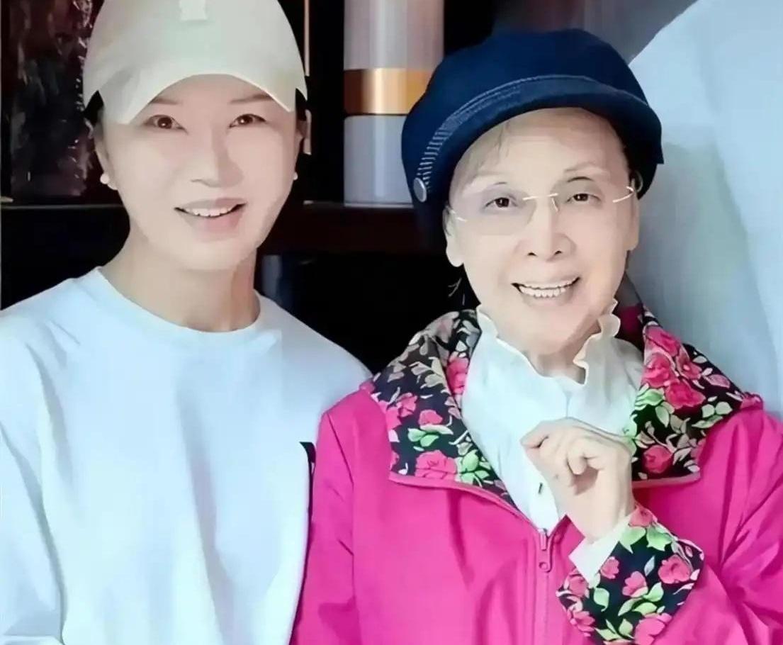 82岁的李谷一，现在最操心的不是嗓子，也不是旧舞台，而是49岁的女儿肖一还单着。