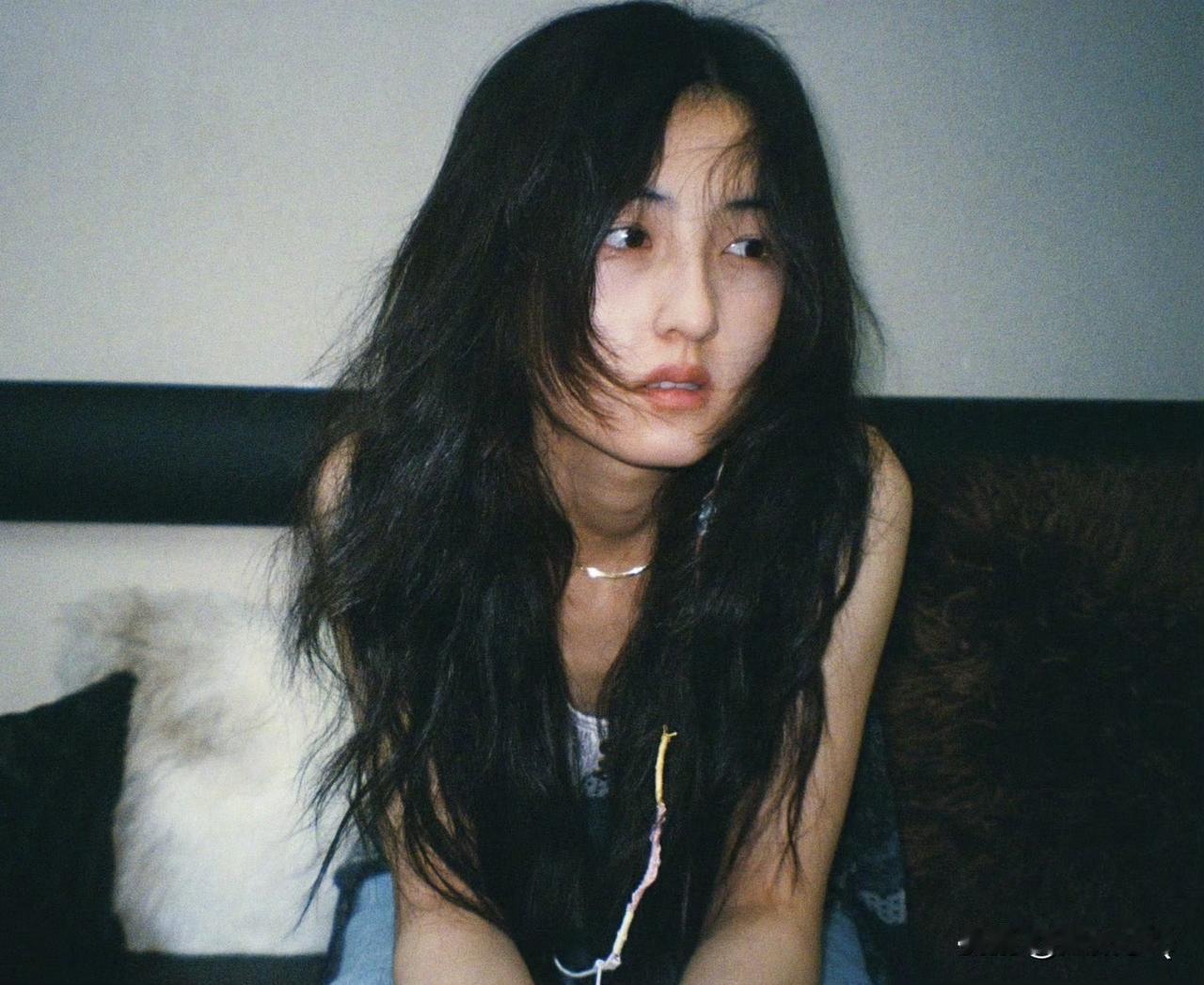 没想到张子枫的画风还挺特别，充满艺术气息，配色和谐，就是绘画内容看着挺压抑的。