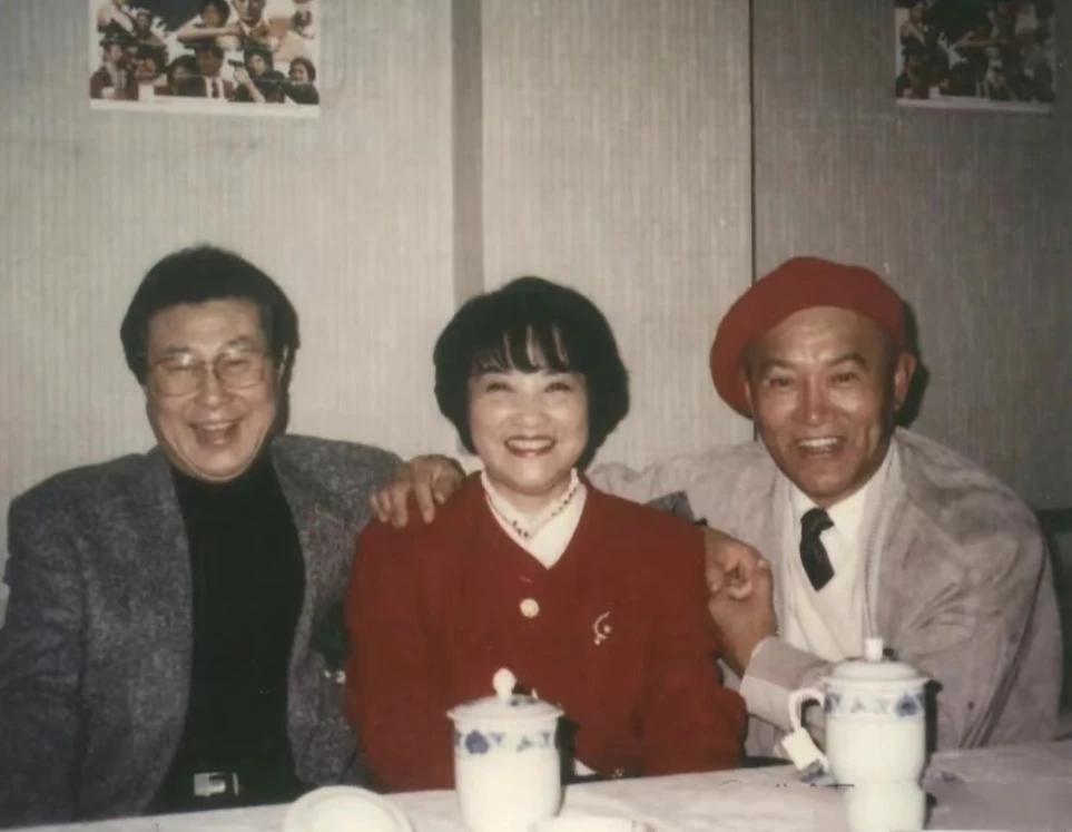 祝希娟左肩王心刚的手，右肩牛犇的手，
王心刚跟祝希娟每次聚会 每次合影都特别轻松