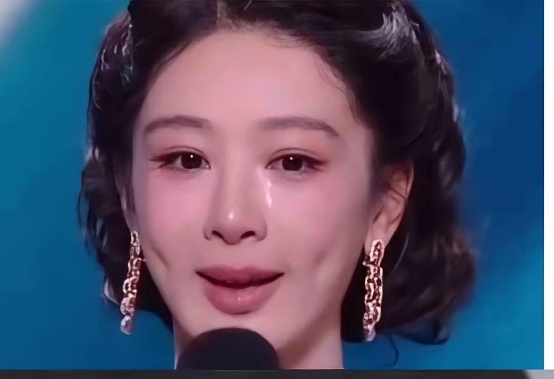 肖战和杨紫曾经互生情愫
不信你看杨紫在白玉兰奖获奖时在台上哭的梨花带雨的时候
肖