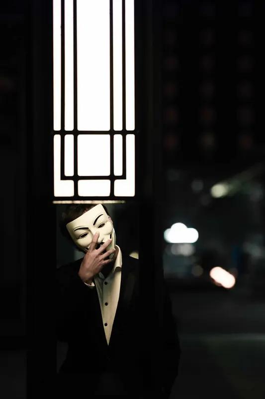 当一个人看透了人性之后，会变得安静，会变得独来独往，反而懒得呼朋引伴，不是学不会