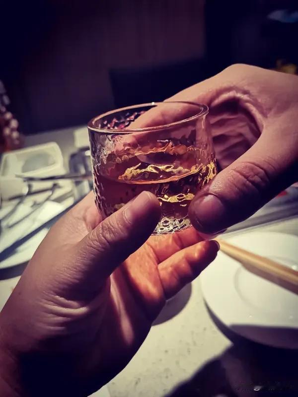 “酒逢好友千杯少，话遇知音半句多”，这对联简直绝了！上联里，“酒逢好友”，瞬间让