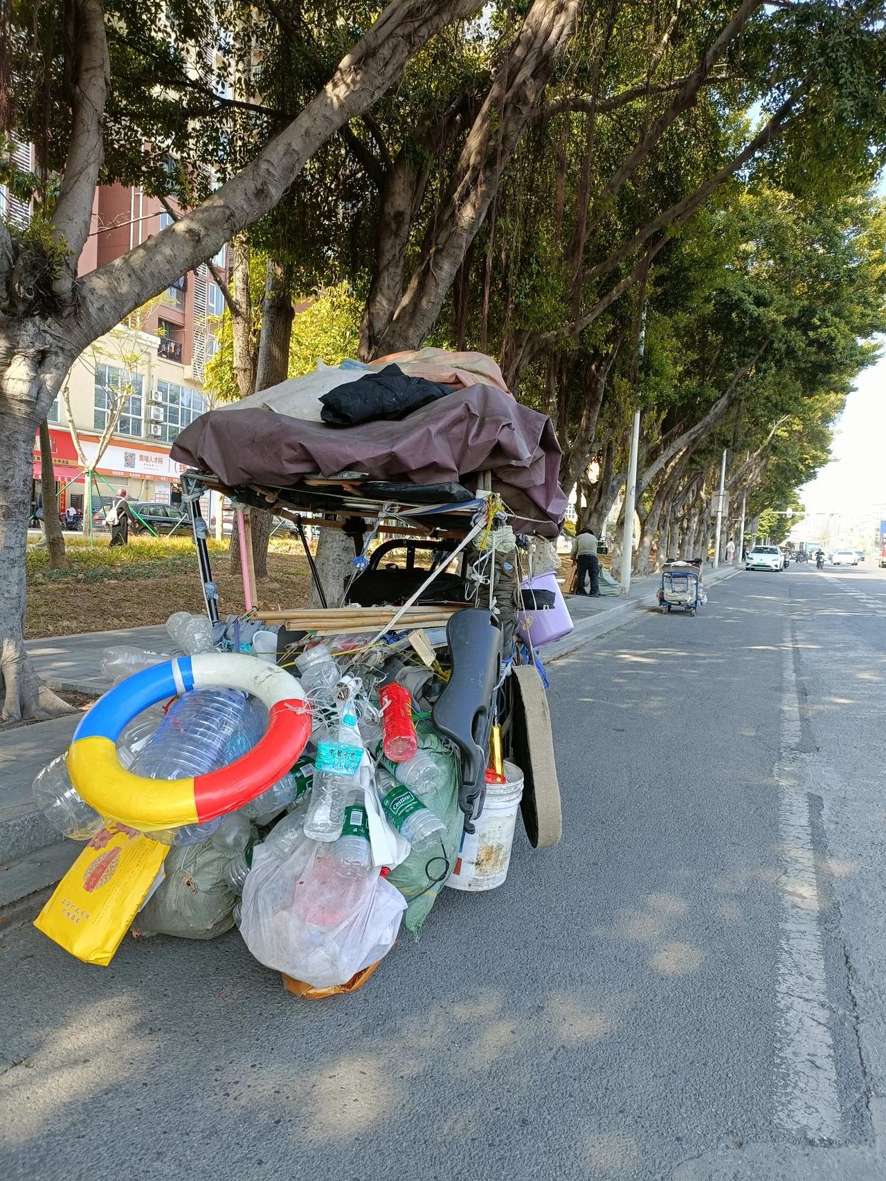 【卖废品记】

我卖过无数次废品，但是今天卖废品的经历，比较奇特。

自从得了腰