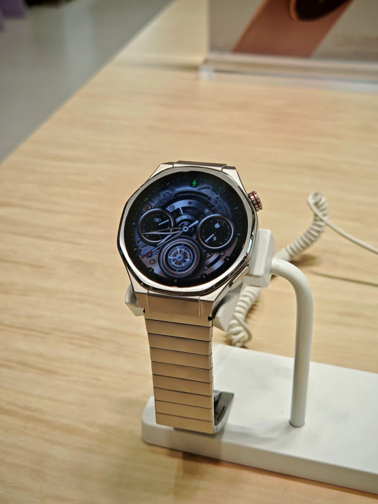 荣耀手表5 Ultra，金属机身「钛」帅了提前到线下店摸了摸荣耀手表5 Ultr