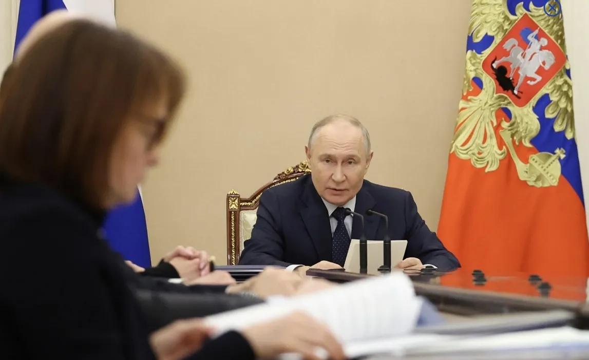 普京罕见发火！
4月中旬，莫斯科的总统府会议厅内气氛异常紧张。普京在一次经济形势