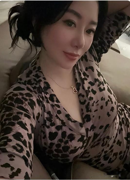 
别总说男人没心没肺，
在外头漂久了，进门那一眼最骗不了人。

你看那卧室，被