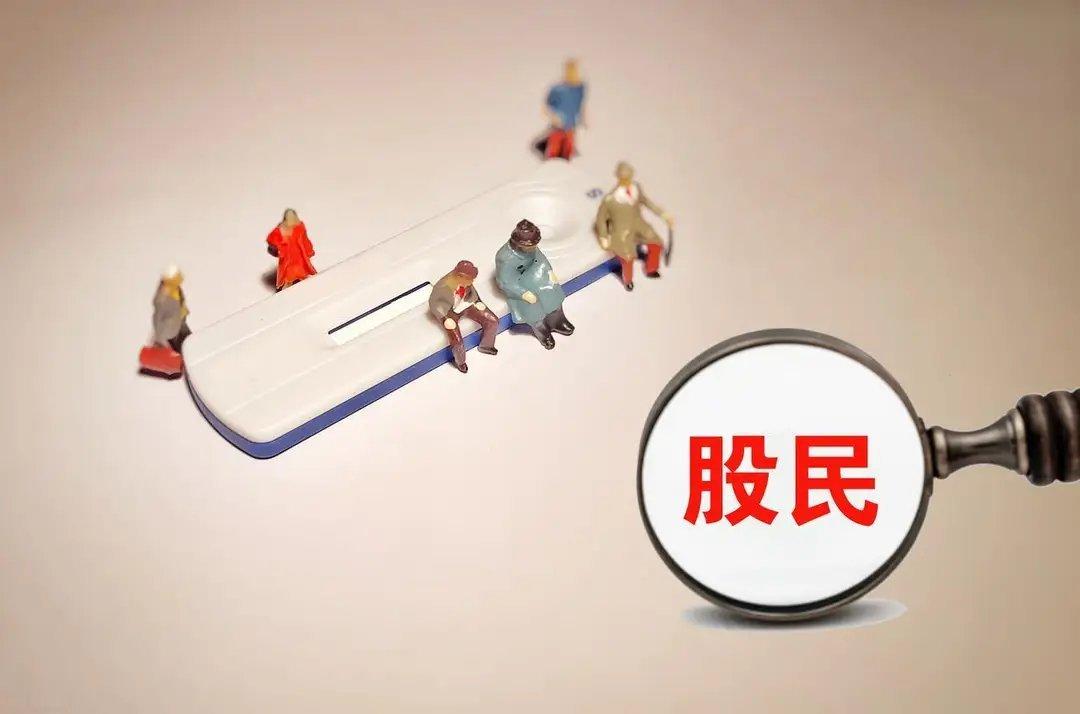 我为什么会走上炒股这条路一切完全是一场意外。炒股这个念头在心底生根，源于大一时候