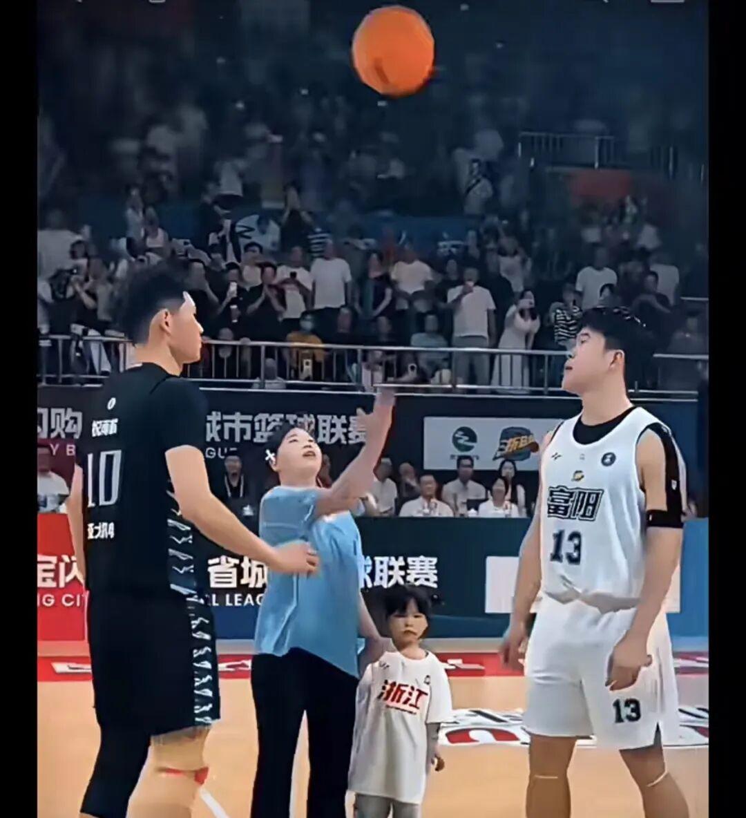 不只是奥运冠军！抛球这一刻，少年的纯粹与从容从来不变
 
 
 当跳水台上的水花