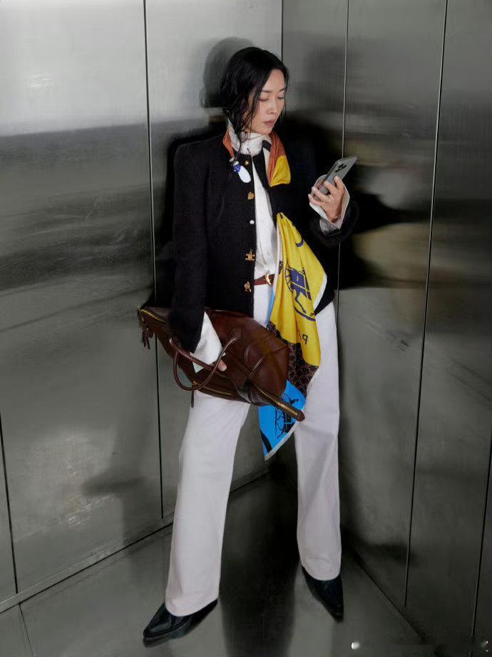 好想撩一下那英的头发声鸣远扬被那英的歌声和状态狠狠打动，头发随旋律飘动的样子又美