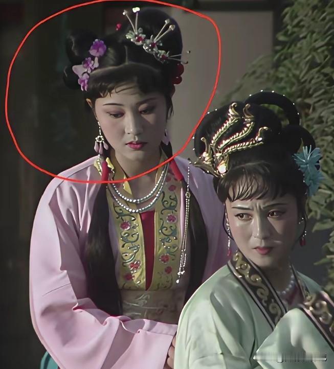 当年的猪八戒眼花了，怎么就看上高小姐呢，高小姐后面那个丫鬟好像长的比高小姐好看啊