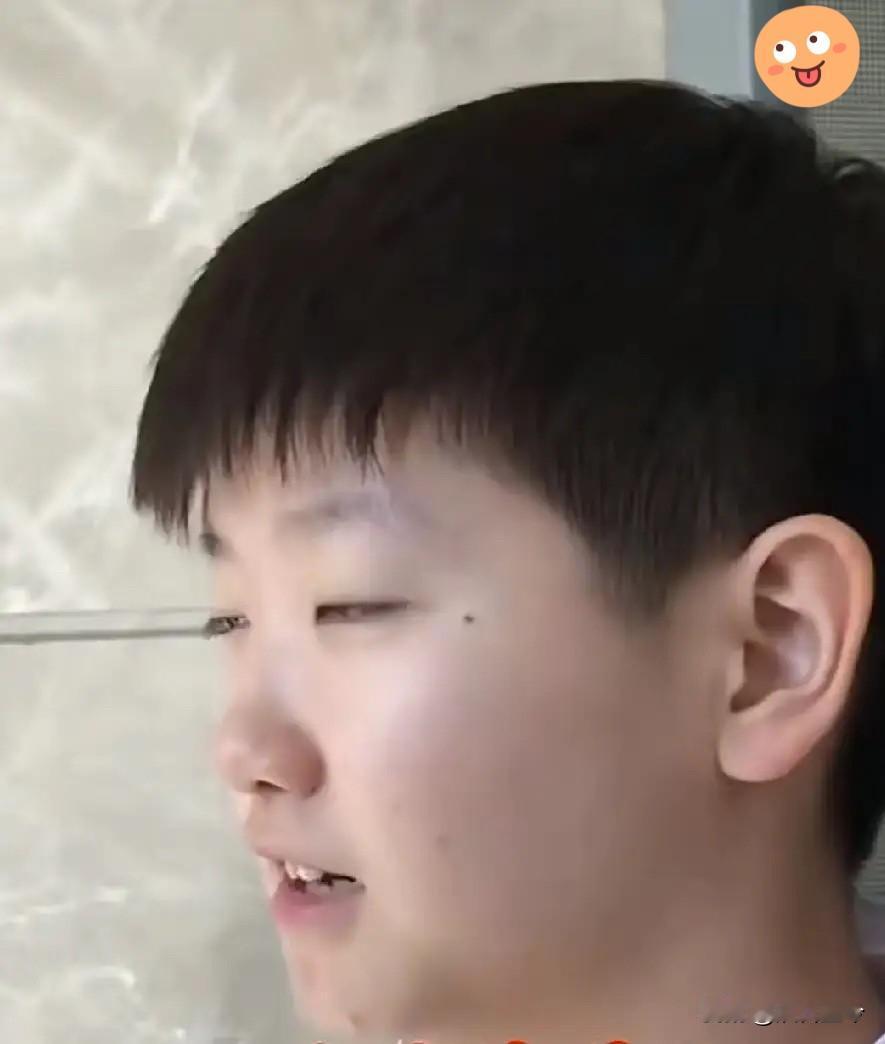 [微笑]刷到个视频给我整笑了，孙颖莎居然闭着眼小心翼翼地问：关了美颜你们还爱我吗