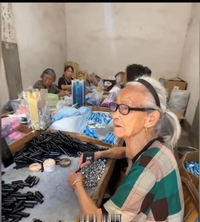 啥叫幸福？

这两天我老琢磨这事。
刚在抖音刷到个视频，一个江浙的90岁老太太，