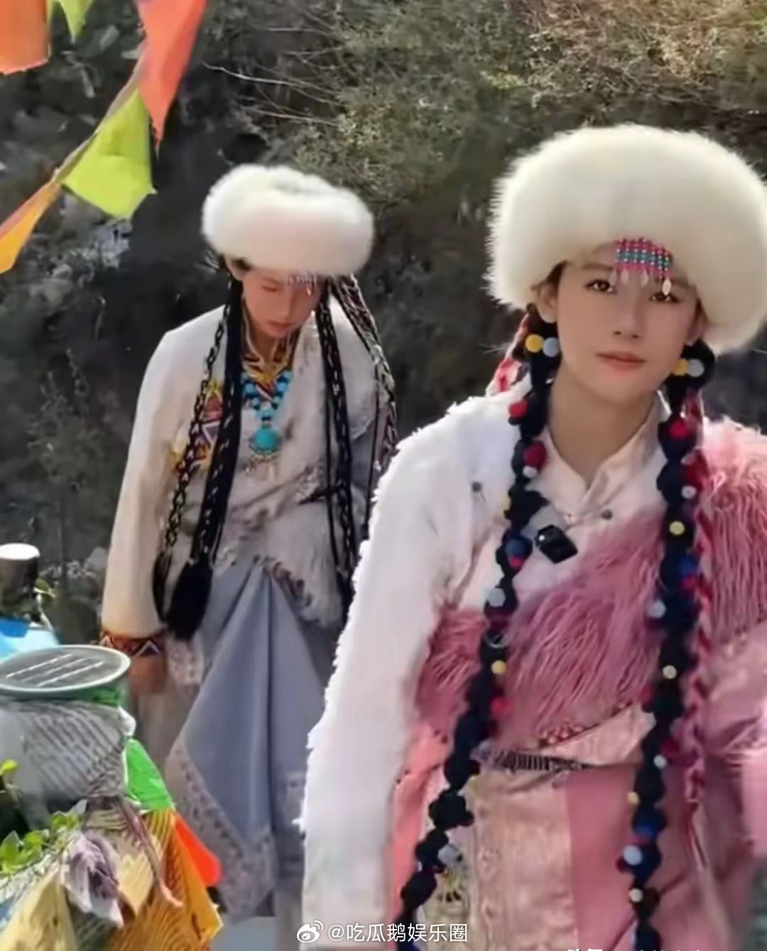 鲍蕾母女到达川西，做酥油茶，穿藏袍，13岁二女儿颜值逆袭好漂亮！！！ ​​​