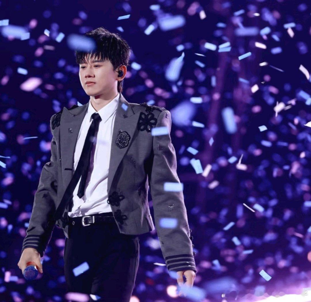 张杰蒙眼是怕看见谢娜笑场吧这是网友结合张杰和谢娜夫妻间的默契互动，玩梗调侃的趣味