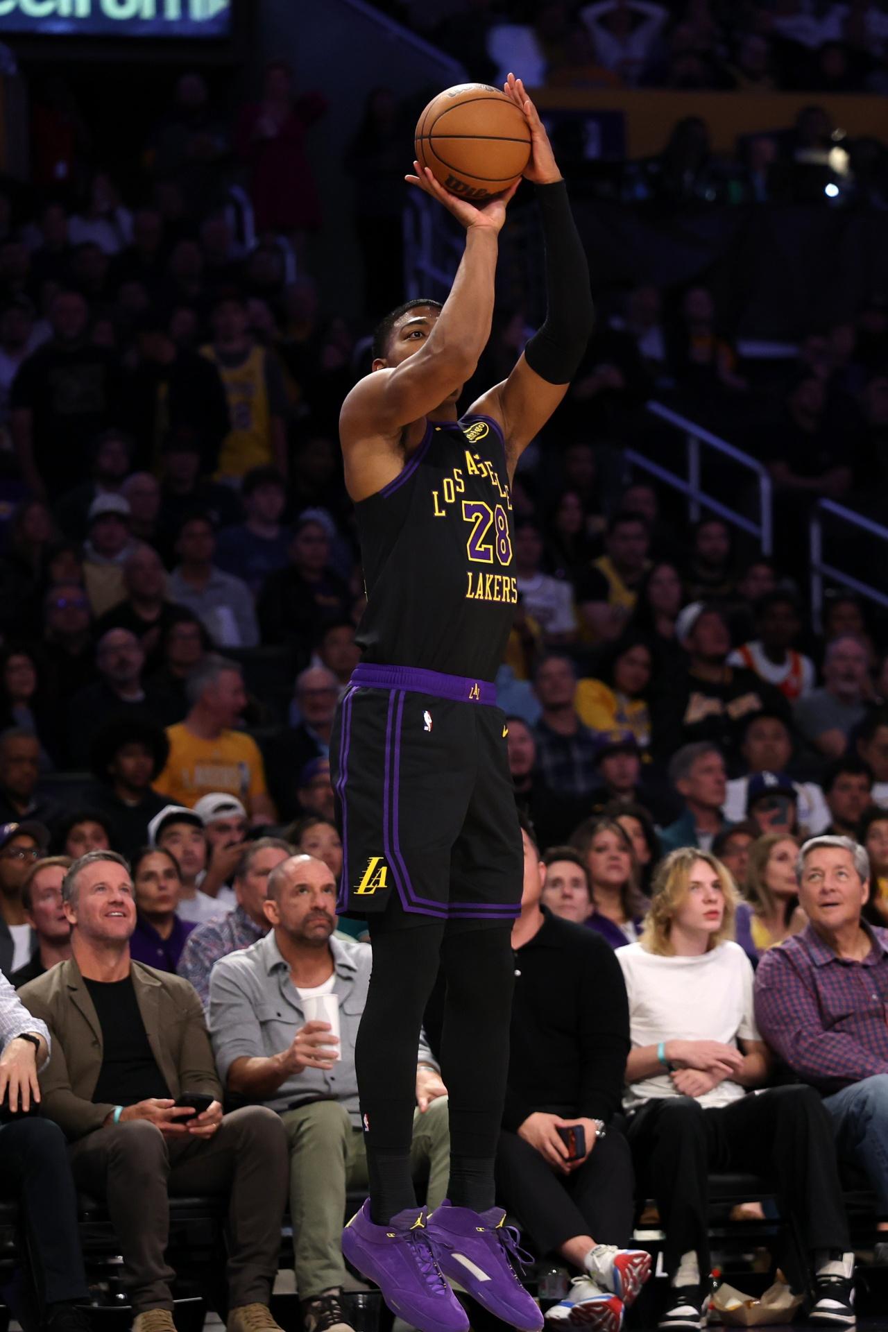 湖人今天客场逆转取胜最大功臣——八村塁！
第四节湖人最多落后15分球！老詹第一个