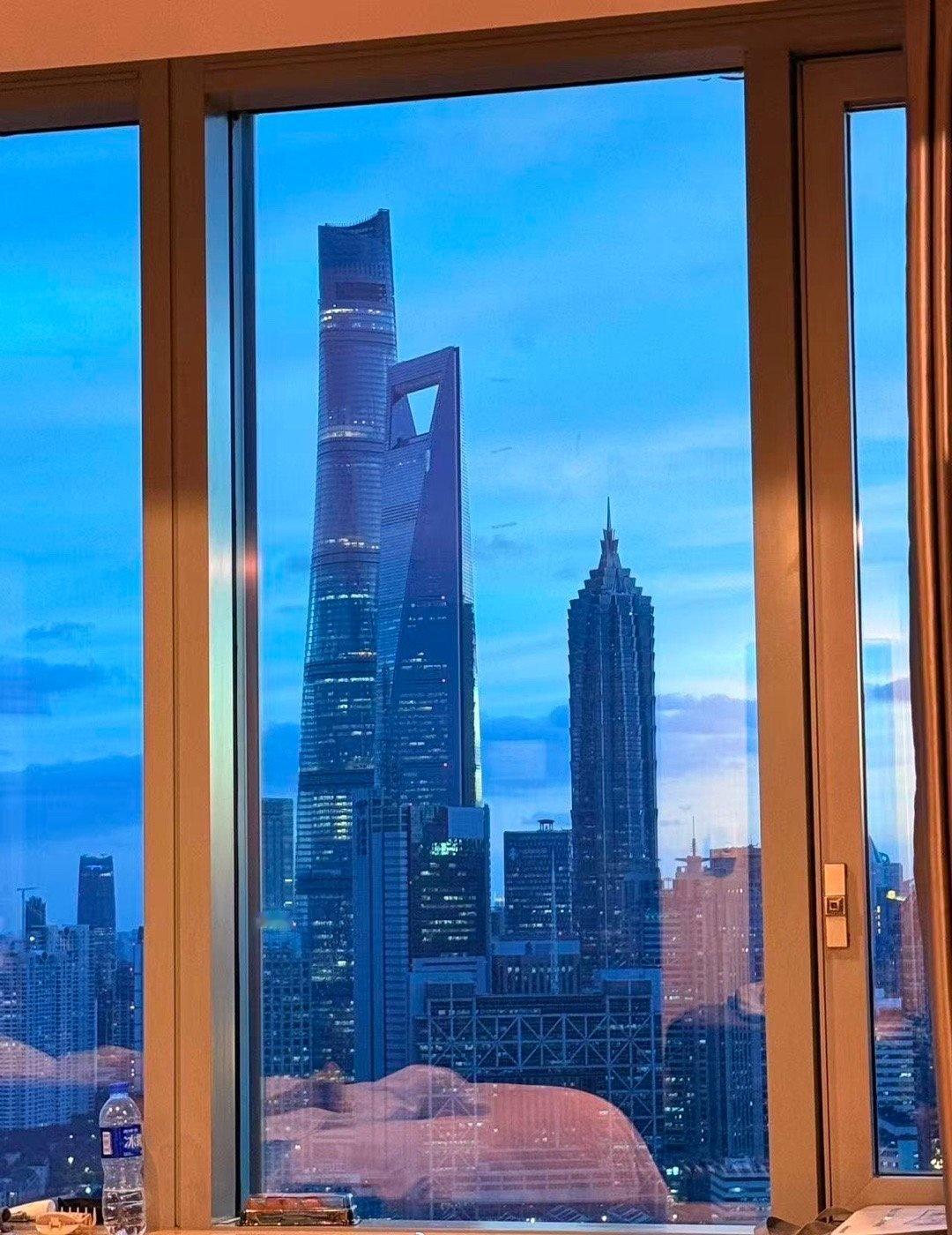 酒店房内靠窗可见的美景。乖妈摄影