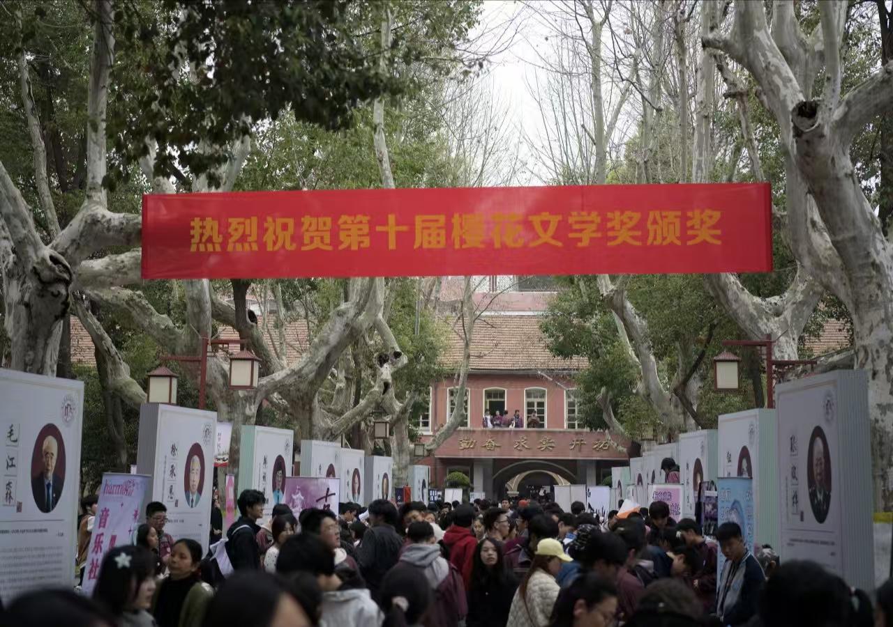 杭州高级中学第二十一届樱花文会，樱花没看到，学生倒是挺多。有两点不理解：1，文学