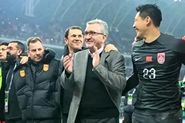 生死之战首发并担任队长，王大雷也开始紧张了！
  首次代表国家队出席世预赛对阵泰