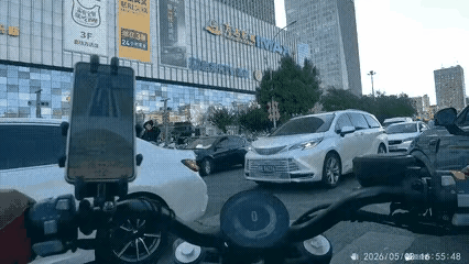 人家都礼让了，还上去给人一脚，这下舒服了吧[祝福]