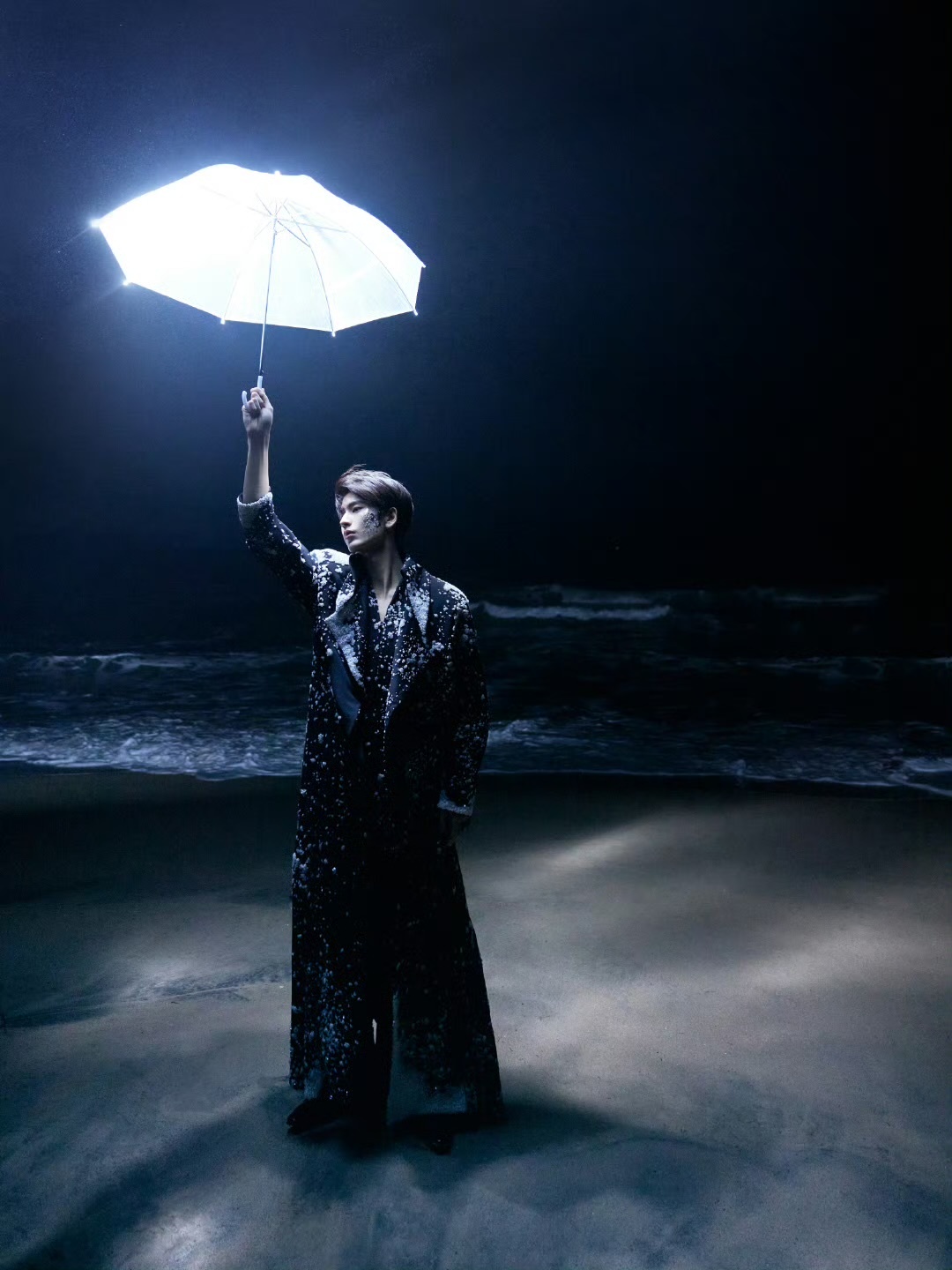 娱乐[超话]张凌赫elle造型图张凌赫海边清冷感 清冷感绝了 ​​​