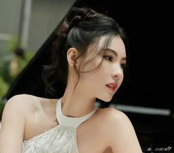 张柏芝和谢霆锋的二儿子谢振南的正面照首次曝光，引发网友热议。 1. 离婚12年后