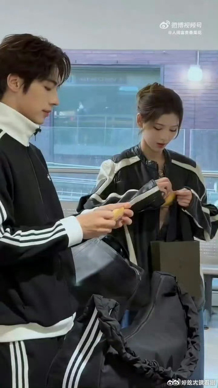 张予曦颜安下飞机就研究如何省钱 合伙人《合伙人》路透太真实！张予曦颜安落地即开启