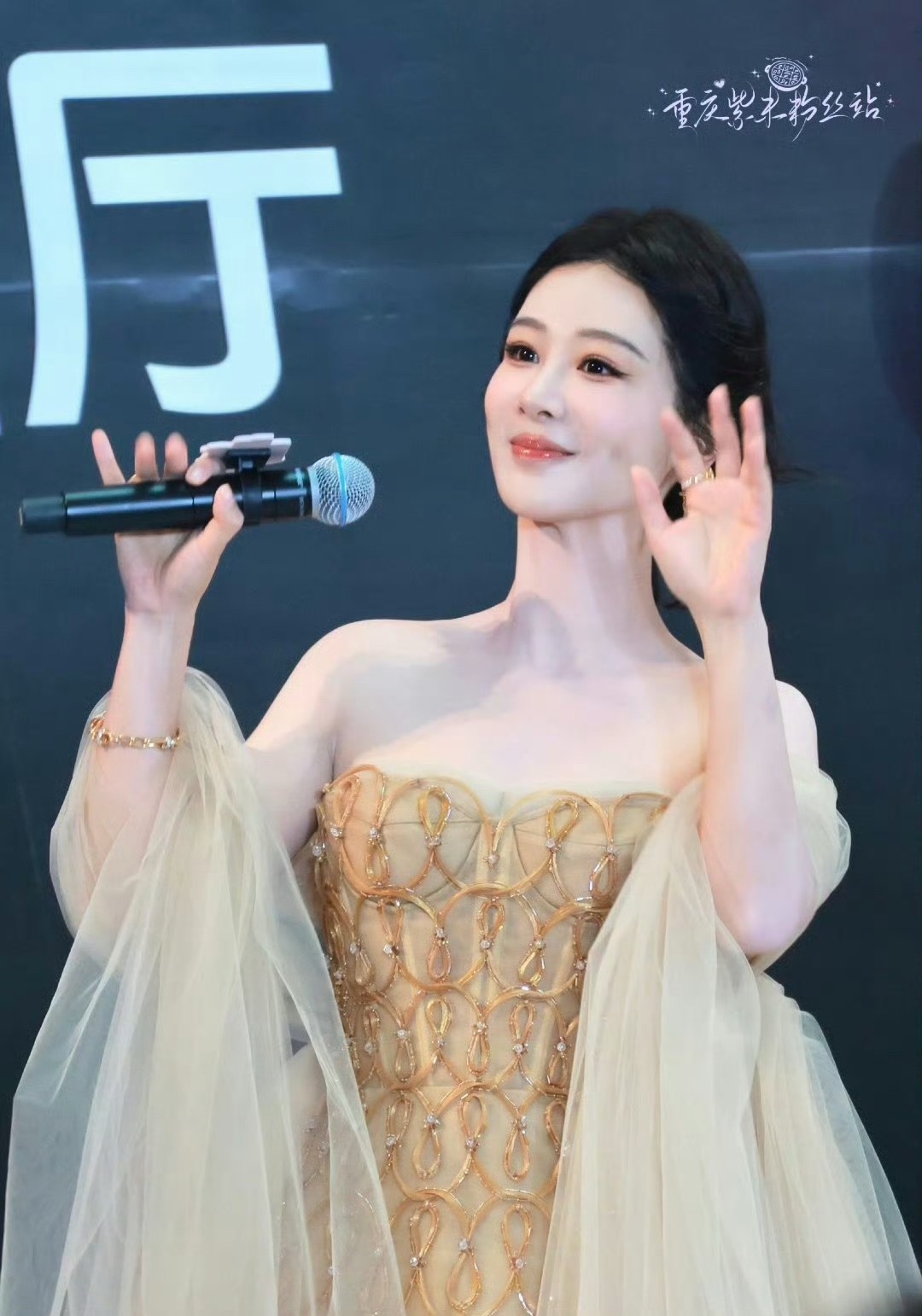 杨紫随机抽粉丝请客吃饭谁能拒绝这般真诚又暖心的杨紫，此次大方拿出两百万福利随机宴