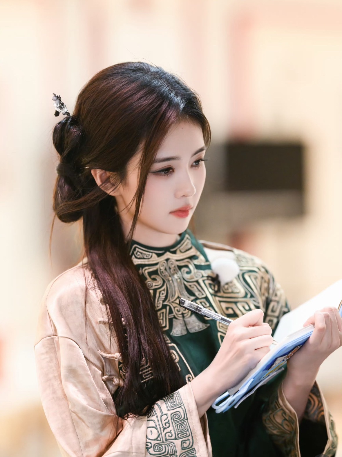 白鹿发型师方可审美真的很美啊，每个妆造都很灵动，有很大的吸引力