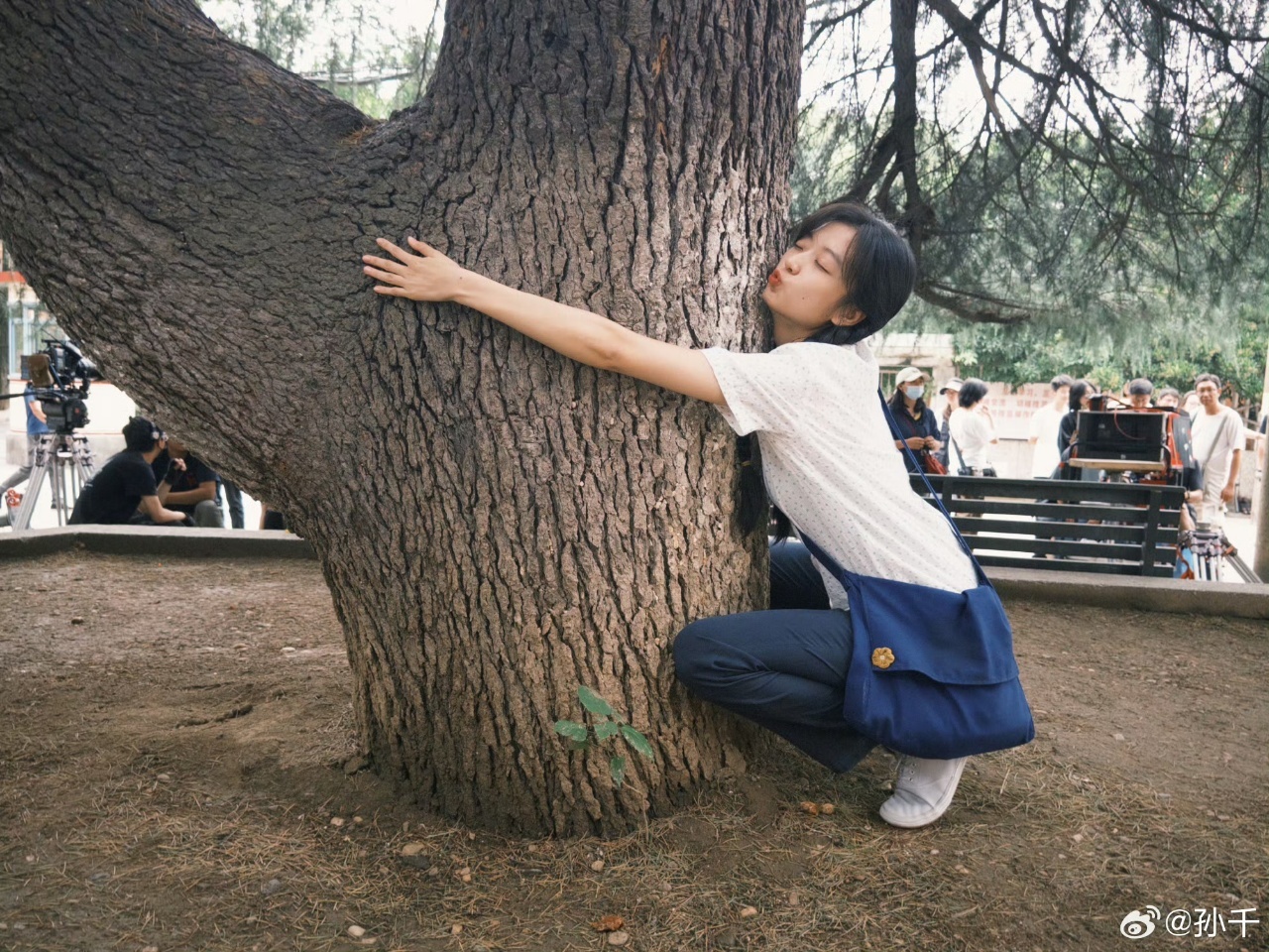 孙千孙千晒抱树照孙千拥抱可以让心脏离得更近 孙千：拥抱可以让心脏离得更近！ 