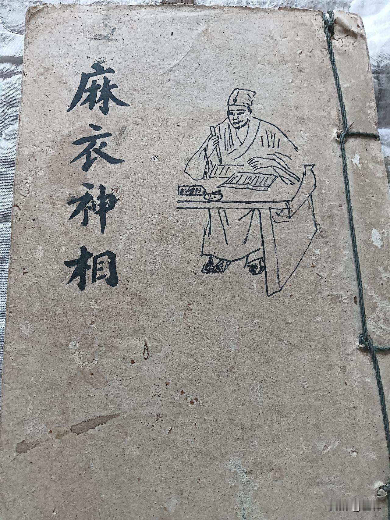 解析相由心生第二篇
一，赤脉侵瞳，官司重重。
肝开窍于目，双眼毛细血管扩张、出现